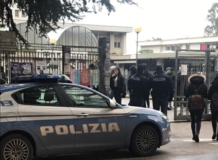 POLIZIA Controlli scuole Foto