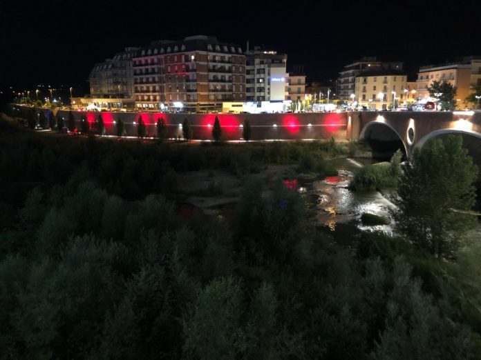 Lungo fiume illuminato