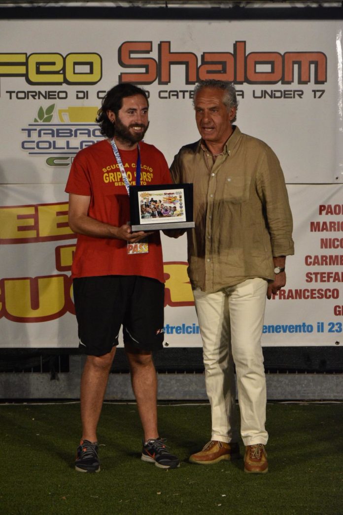 Mister L. De Rosa (Grippo) premiato come miglior allenatore del Trofeo da G. Varricchio, pres. AIAC Benevento