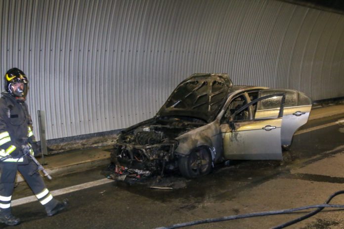 INCIDENTE GALLERIA AVELLOLA AUTO IN FIAMME