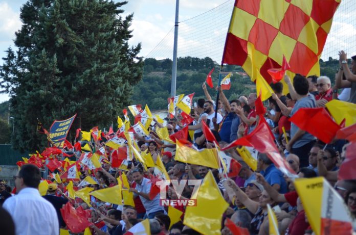 TIFOSI BENEVENTO ALLENAMENTO (3)
