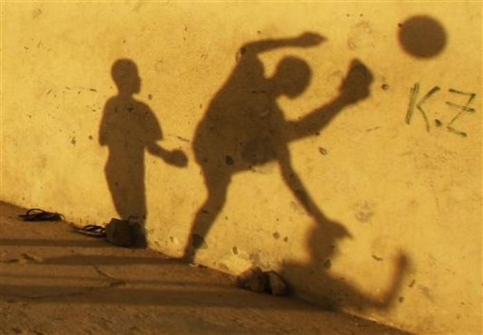 bimbi con il pallone
