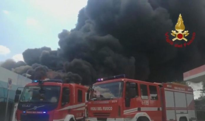 Incendio azienda Avellino: prefetto dichiara stato emergenza