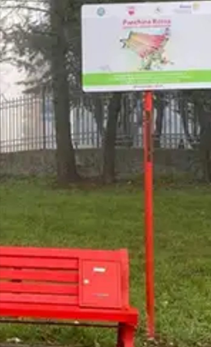 Panchina rossa danneggiata