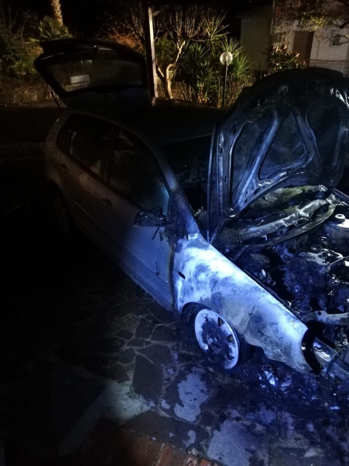 Auto in fiamme a PannaranoDEC9EE91-EE48-49AD-8F60-9780049D7612_1_105_c