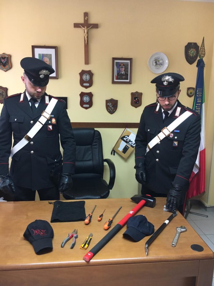 Carabinieri attrezzi
