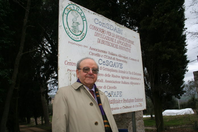 Donato Matassino all'ingresso dell'Azienda di Casaldianni in Circello