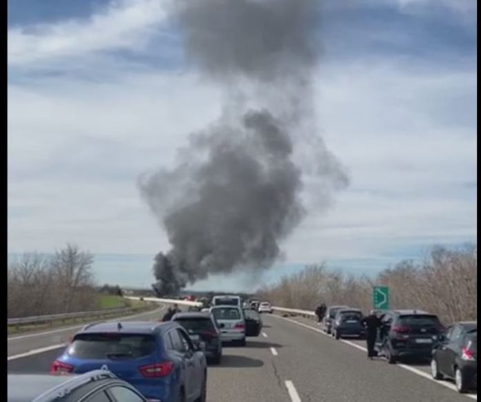 Scontri tra tifosi baresi e leccesi su A16, dati alle fiamme due mezzi, nessun ferito