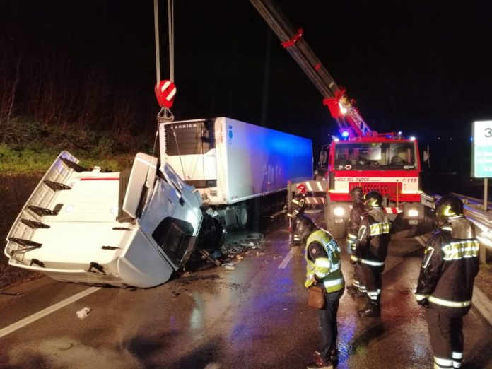 Camion ribaltato castel del lago1FA4E614-D4A7-46E2-A000-ED24354C4E5A_1_105_c
