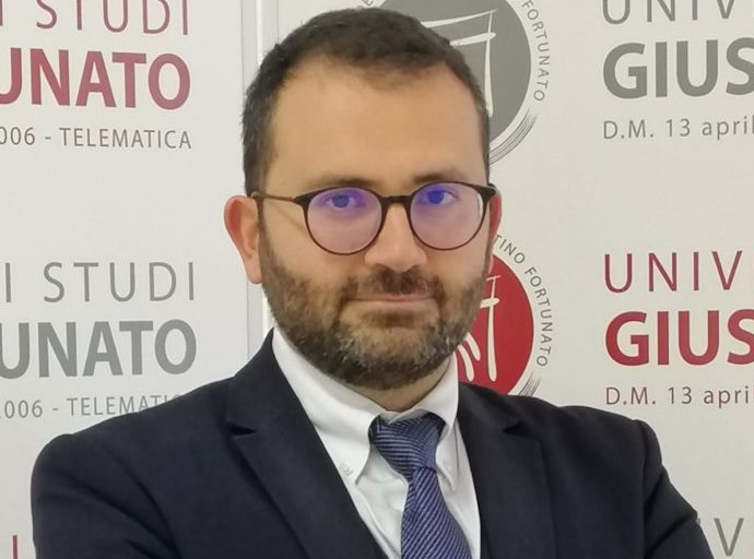 De-Luca-Picione-696x927
