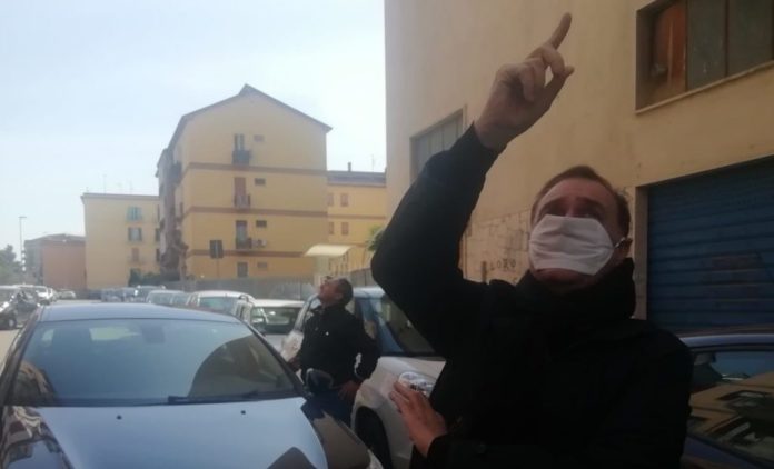 MASTELLA ASCOLTA MUSICA RAGAZZI DA BALCONE 1
