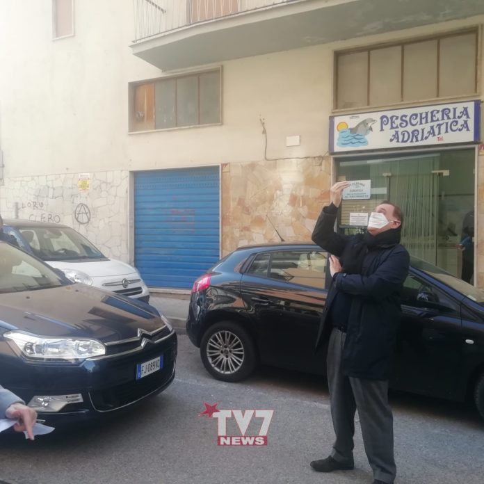 MASTELLA ASCOLTA MUSICA RAGAZZI DA BALCONE 2