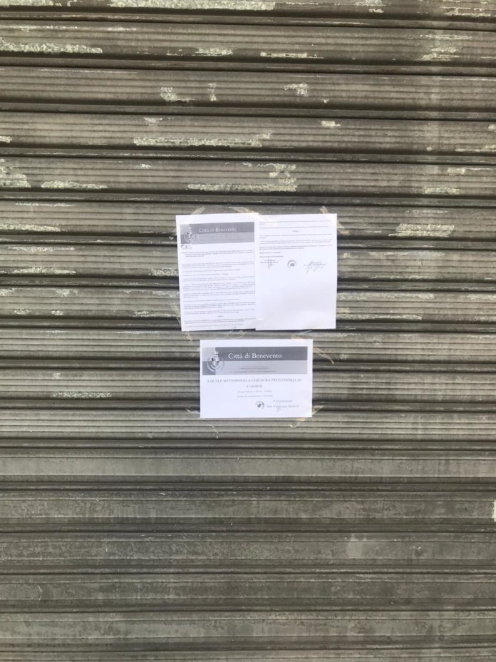 NEGOZIO CHIUSO CON SIGILLI
