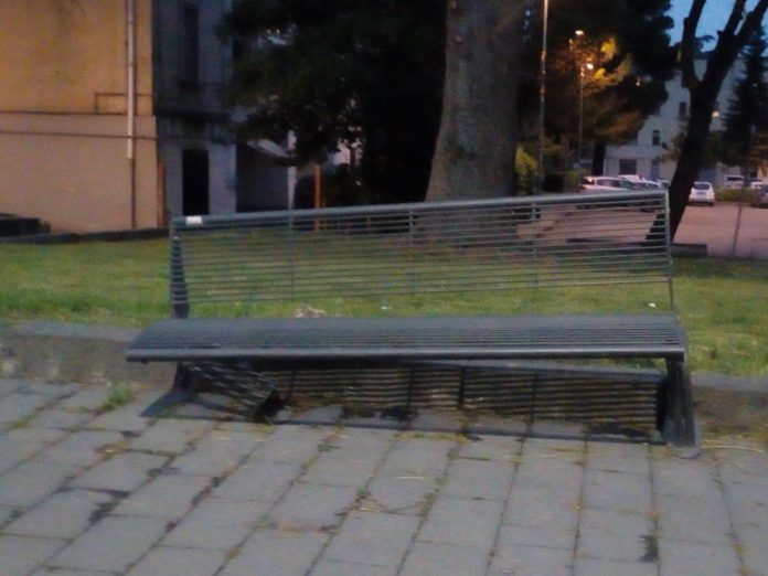 Panchina danneggiata in via Napoli