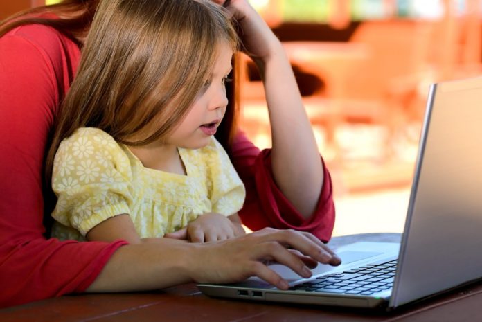 figli_genitori_computer