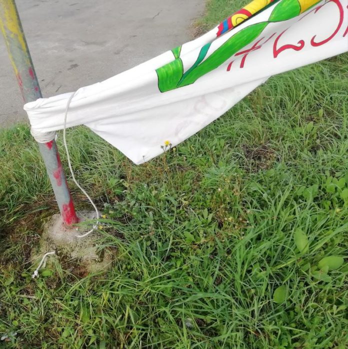 Striscione danneggiato 4