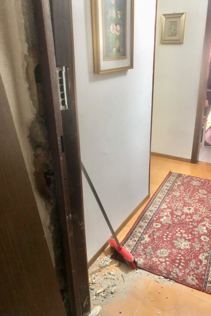 Vigili Porta scardinata 2