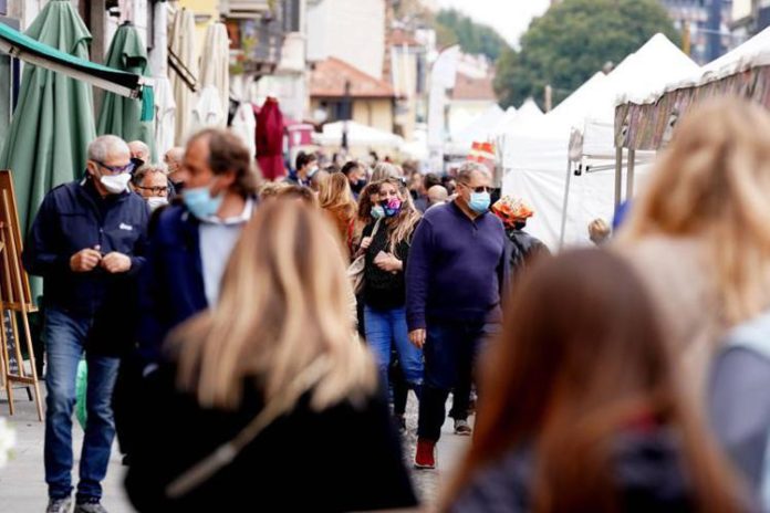 covid_gente_fiera_milano_fg