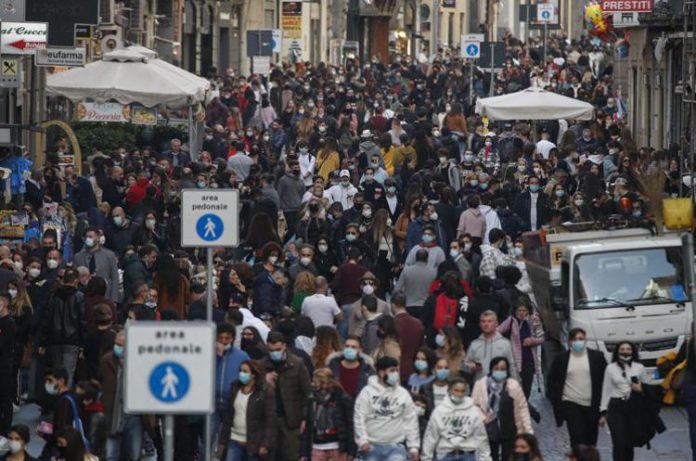 napoli_folla_coronavirus_fg