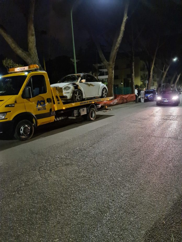 Auto in fiamme Viale degli Atlantici