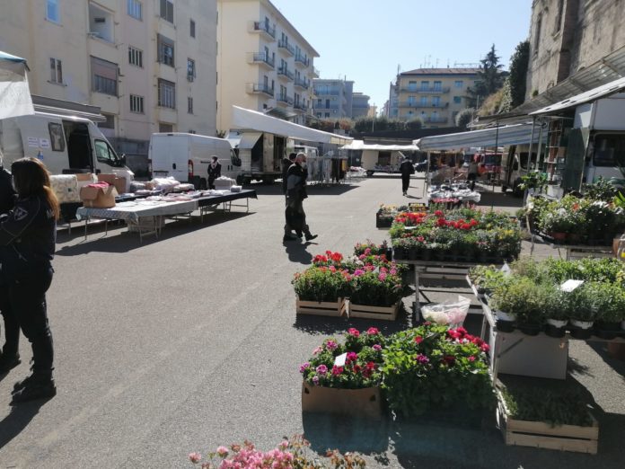 PROTESTA AMBULANTI MERCATO P.RISORGIMENTO 7