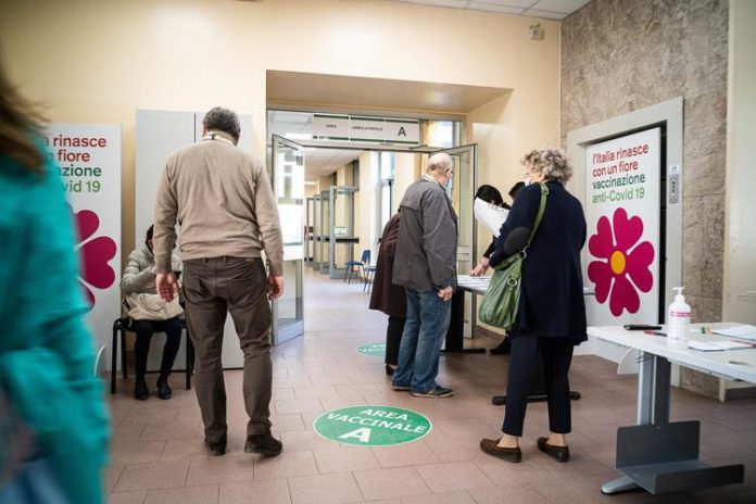 vaccinazione_fila_covid_fg