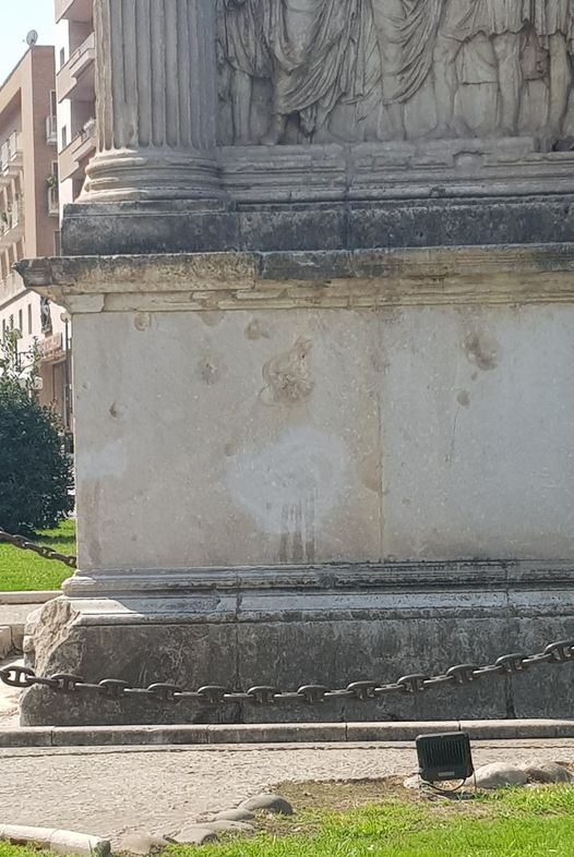 Arco di Traiano danneggiato