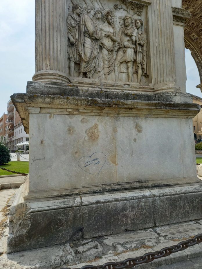 Arco di Traiano imbrattato 2