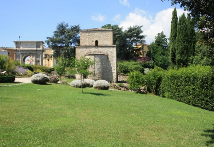 S. Ilario a Port'Aurea e Arco di Traiano