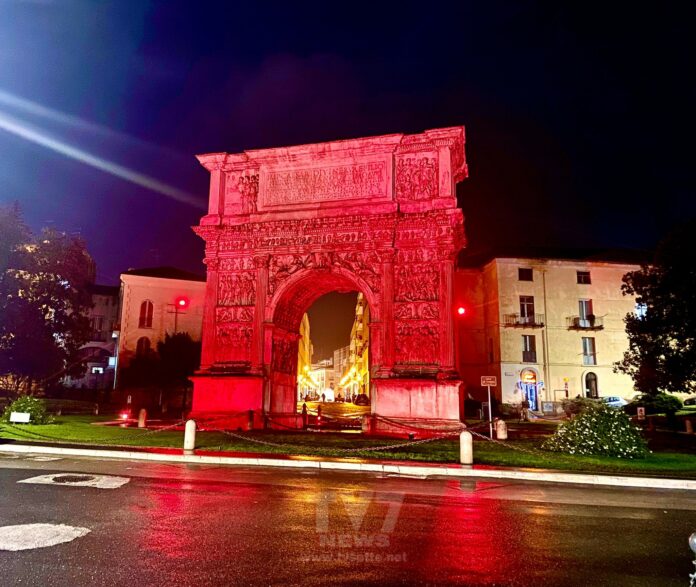 ARCO DI TRAIANO ILLUMINATO ROSSO (3)