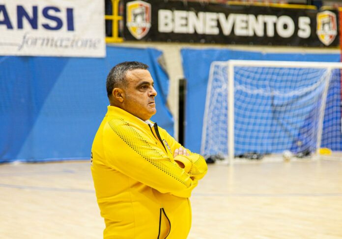 Nella foto mister Carlo Cundari