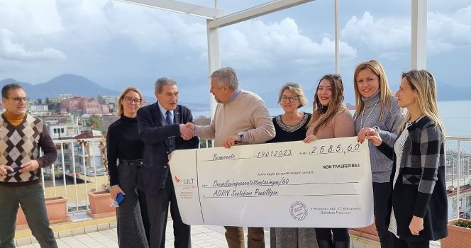 Foto consegna assegno Pigiama Run LILT 2022