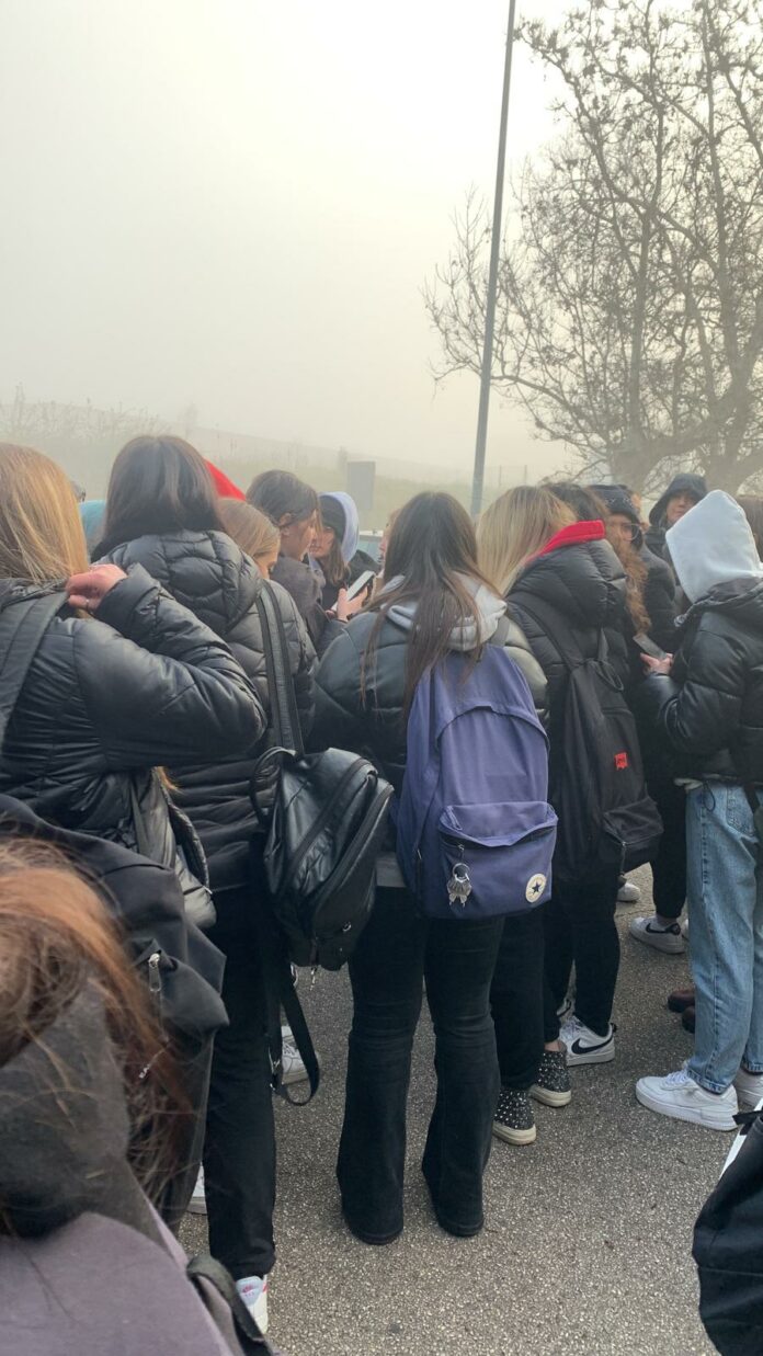 GUACCI PROTESTA STUDENTI ROTTURA TERMOSIFONI 2 (2)