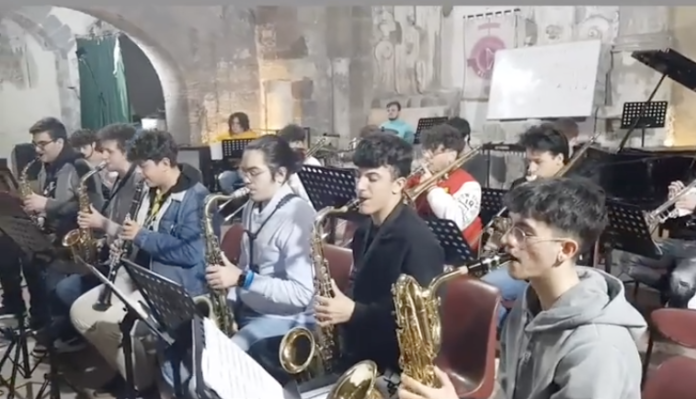 Orchestra jazz regionale durante una prova