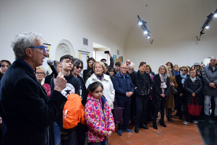 maurizio cimino davanti al fonto pubblico intervenuto (1)Mostra Rocco Grasso