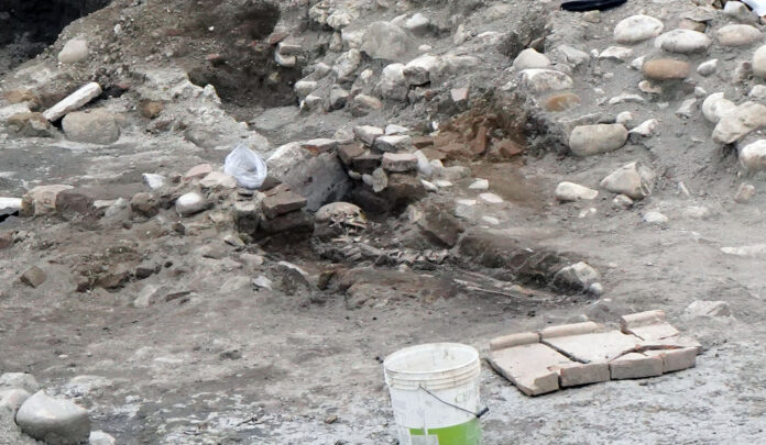 Piazza Pacca ritrovamentoDSC00116 (2)