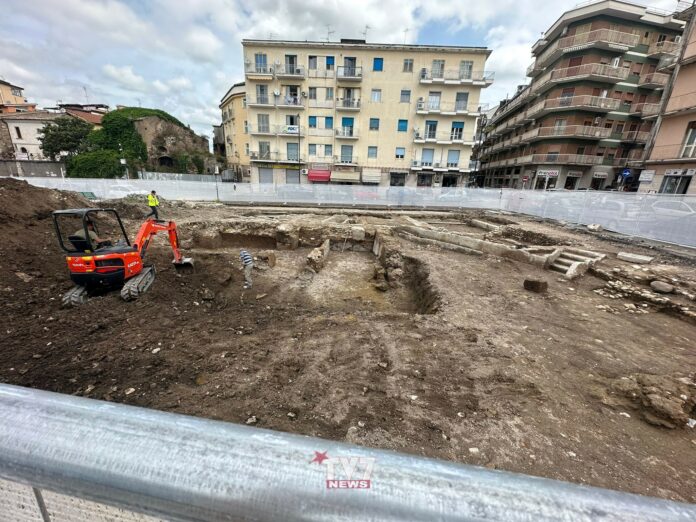 Piazza santa maria reperti archeologici 2-1