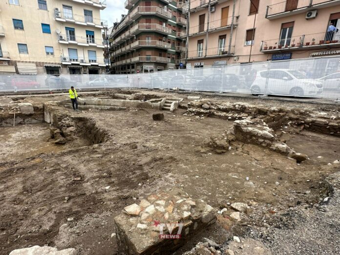 Piazza santa maria reperti archeologici 2-14
