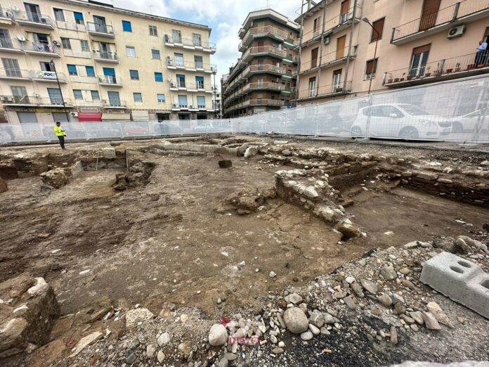 Piazza santa maria reperti archeologici 2-3