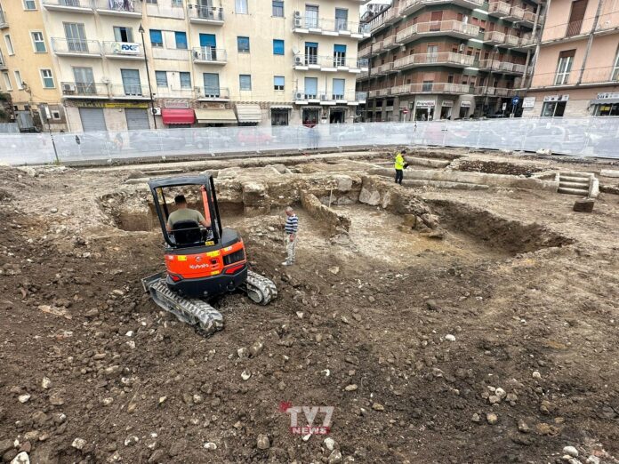 Piazza santa maria reperti archeologici 2-9