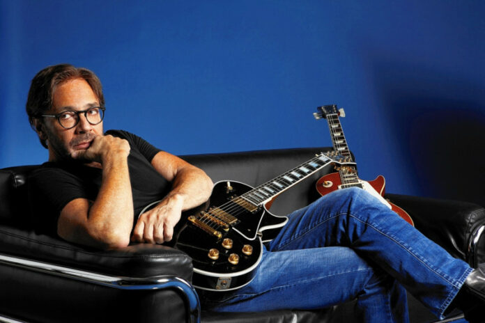 Al DiMeola divano