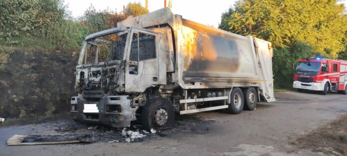 Incendio camion rifiuti