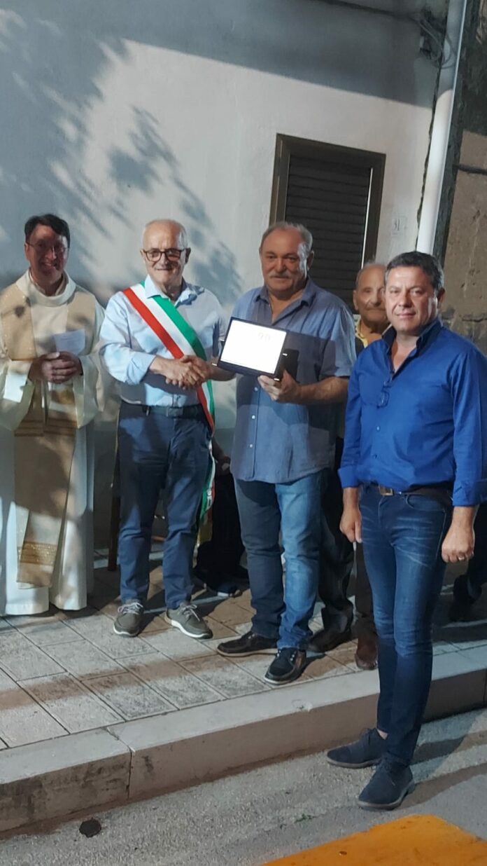 (da sx) parroco, sindaco, Giovanni Sacco e vice sindaco