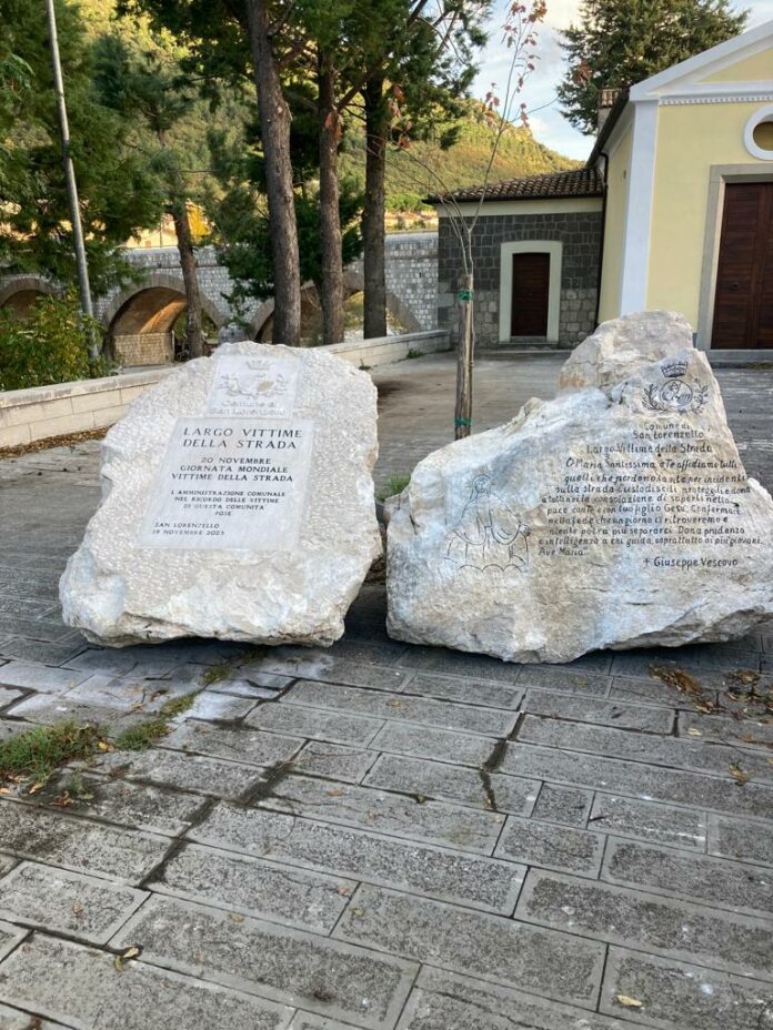 SAN LORENZELLO (BN) - LE DUE PIETRE MONUMENTALI IN LARGO VITTIME DELLA STRADA