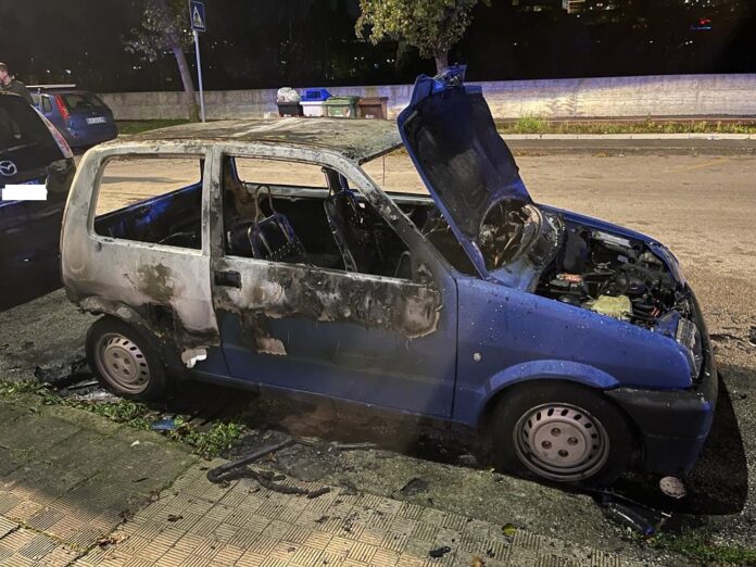 AUTO IN FIAMME RIONE LIBERTA' OK