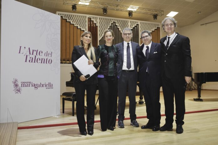 FONDAZIONE MARIA GABRIELLA DE MATTEIS_Rosa Iandiorio (presentatrice), Valérie Gillard, Prof Giuseppe Curigliano, Fernando Ricci, Marco Postinghel