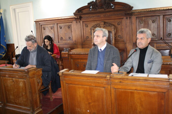 TAVOLO SCOLASTICO IN PROVINCIA IMG_1141