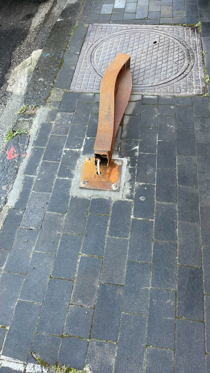 danneggiamenti arredi mura 2