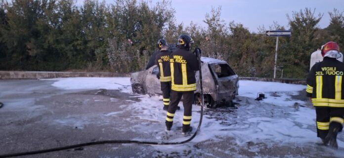 Auto in fiamme