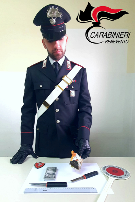 Carabinieri coltello